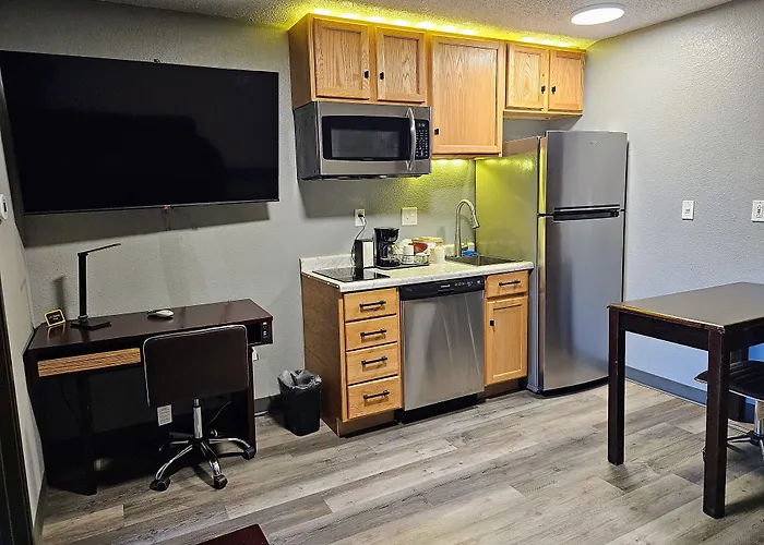 Super 8 By Wyndham Cloverdale In