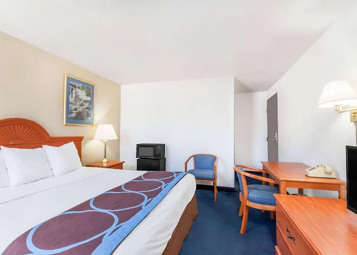 Super 8 By Wyndham Montgomery Maybrook