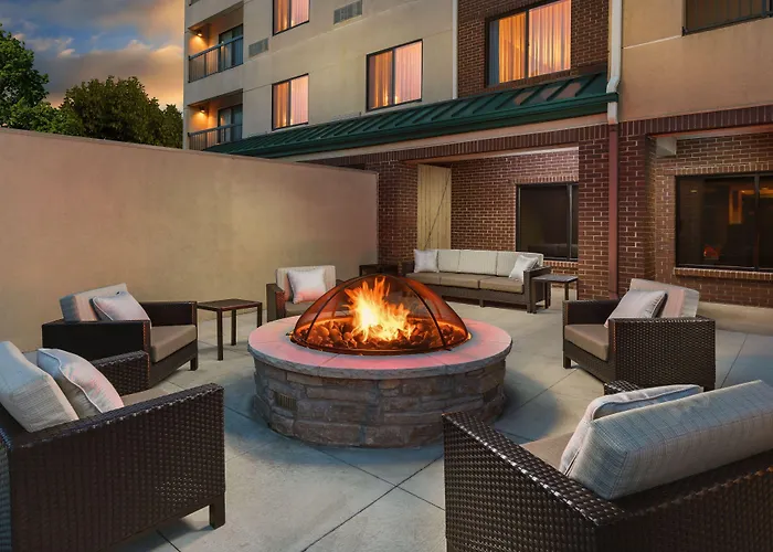 Courtyard By Marriott Chicago Bloomingdale Hotel