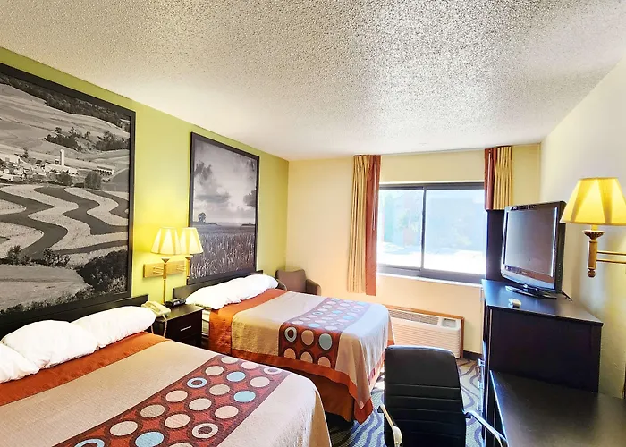 Super 8 By Wyndham Newton Hotel