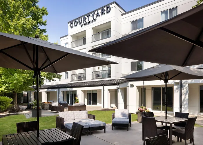 Courtyard Edison Woodbridge