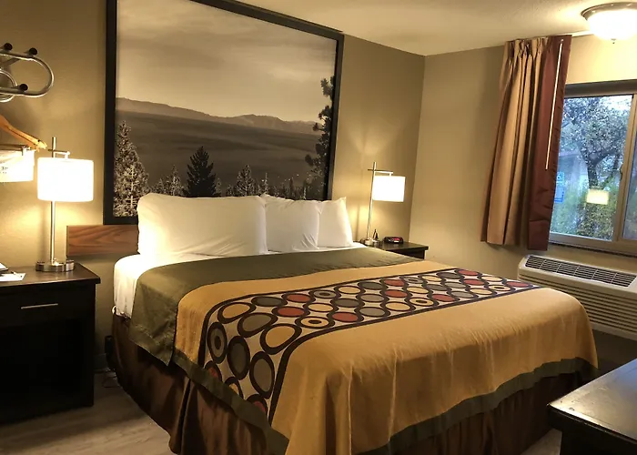 Super 8 By Wyndham Redding Hotel