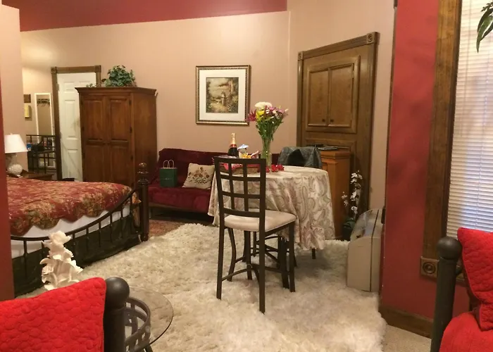 Spruce Hill Inn & Cottages