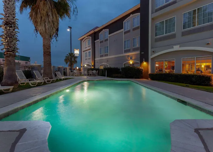 La Quinta By Wyndham Seguin Hotel