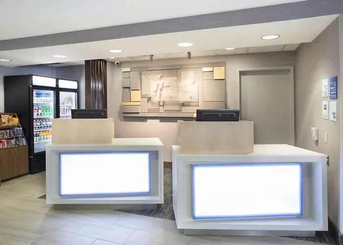 Holiday Inn Express Kansas City - At The Legends! By Ihg
