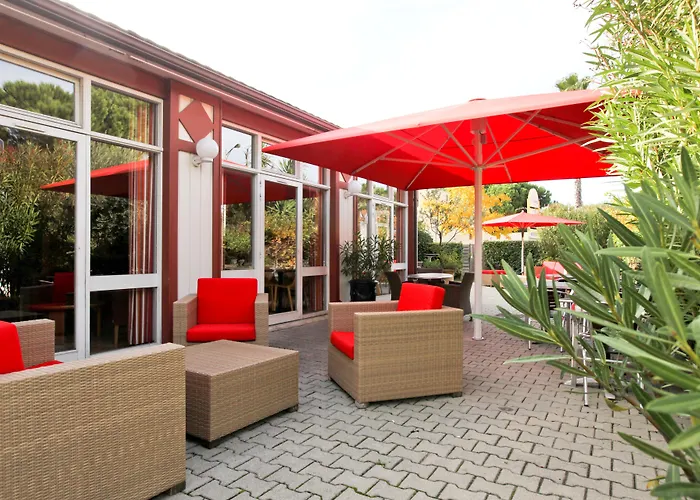 Kyriad Ouest - Sortie Autoroute Ouest A9 A54 - Parking Gratuit - Terrasse - Jardin - Plateau Repas - Petit Déjeuner Dès 5h30 - Animaux Bienvenue