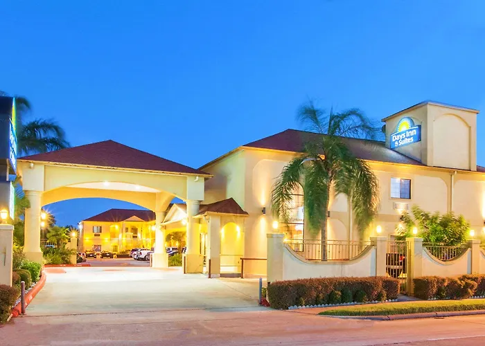 Days Inn & Suites By Wyndham Houston Hobby Airport