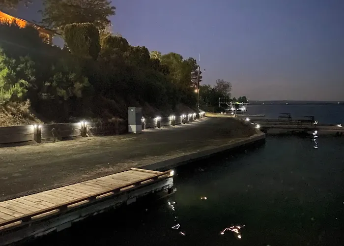 Lake Shore Inn Waterfront
