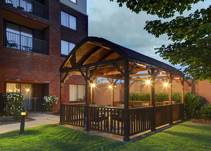 Courtyard By Marriott Anniston Oxford