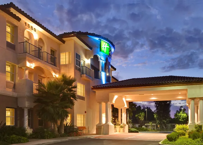 Holiday Inn Express & Suites Corona By Ihg