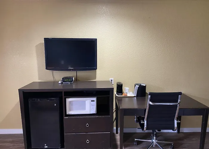 Woodridge Inn And Suites