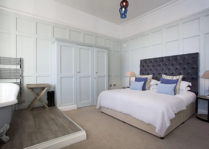 Royal Hotel Deal