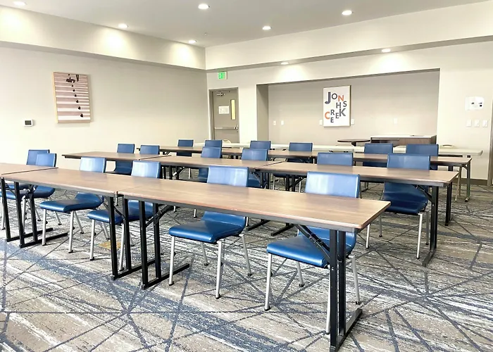Holiday Inn Express & Suites North