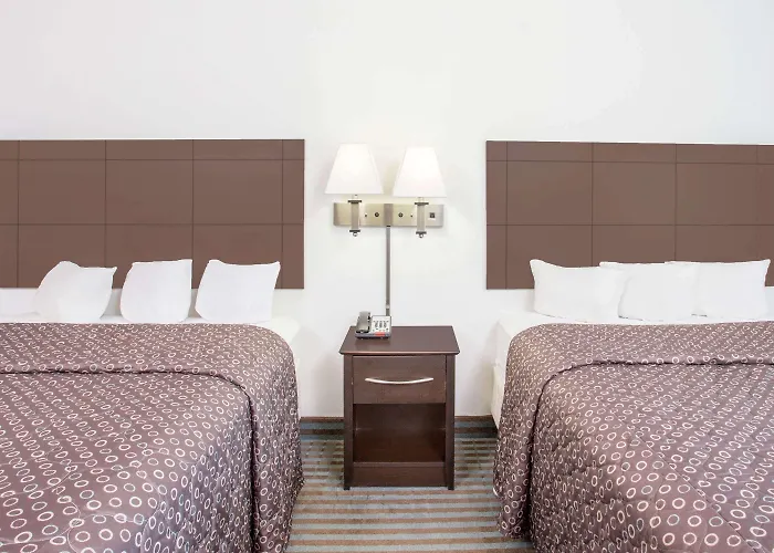 Super 8 By Wyndham Cedar Falls