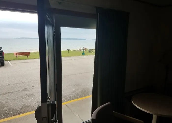 Days Inn & Suites By Wyndham St. Ignace Lakefront