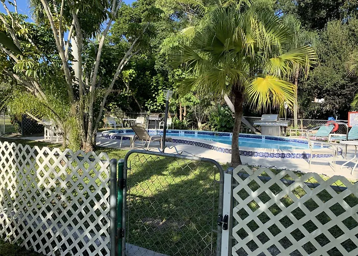 Conty'S Motel Naples Manor