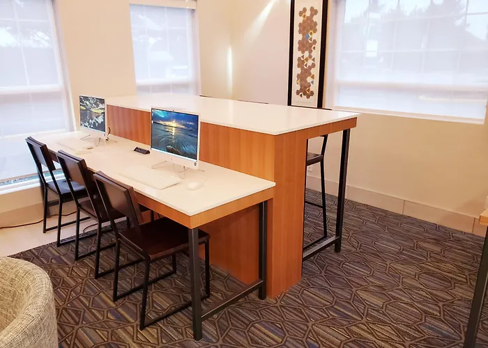 Holiday Inn Express & Suites Lincoln City By Ihg