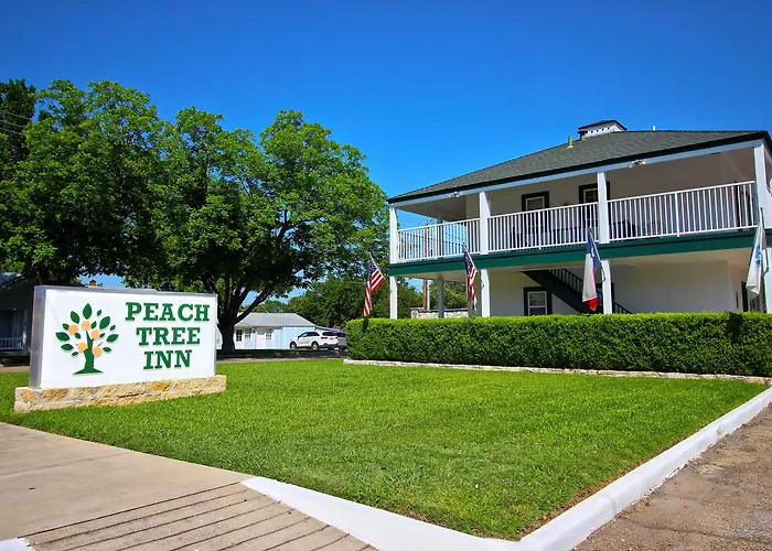 Peach Tree Inn & Suites