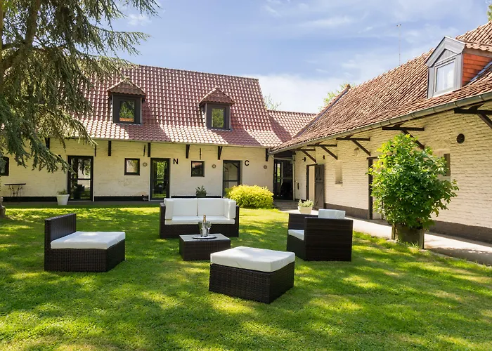 Hotel La Ferme Blanche, The Originals Relais à Lompret