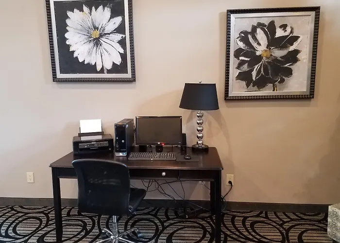 Okoboji Inn & Suites