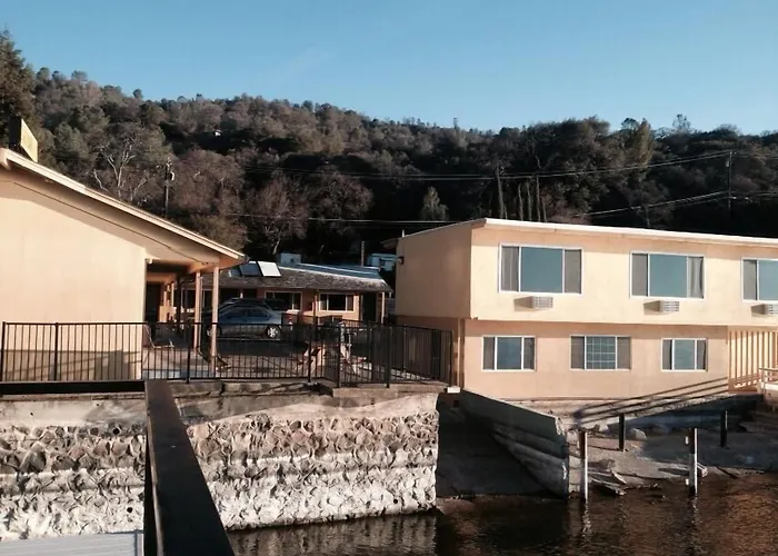 Lake Marina Inn