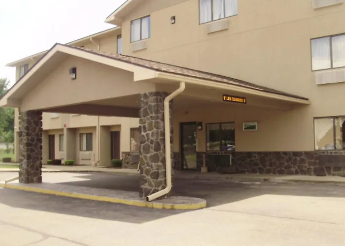 Quality Inn & Suites Warren