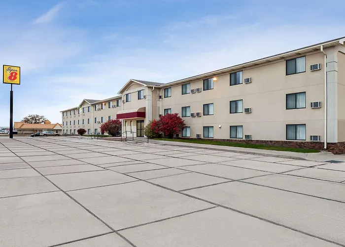 Super 8 By Wyndham Lincoln North