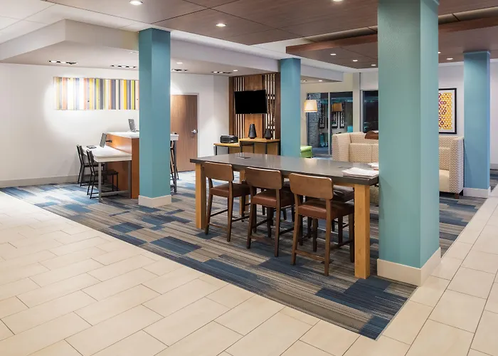 Holiday Inn Express & Suites Kingdom City By Ihg