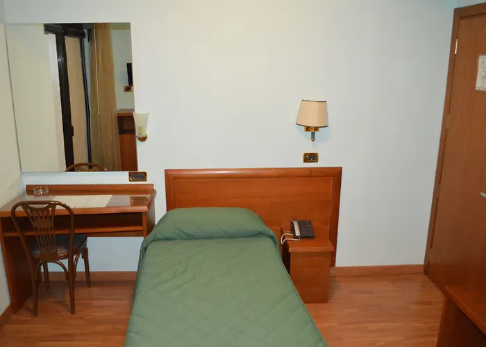 Canadian Hotel LʼAquila