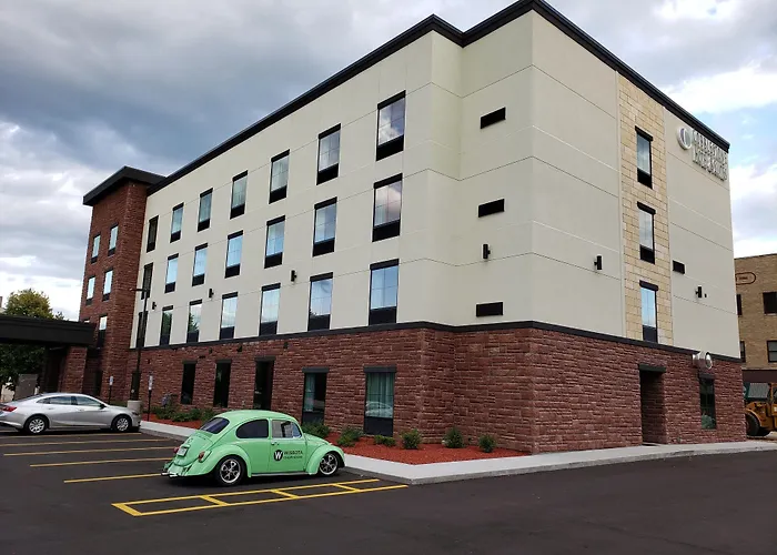 Cobblestone Hotel & Suites - Janesville