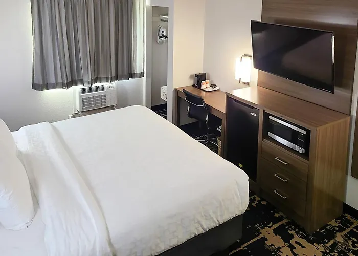 Clarion Pointe Bettendorf - Quad Cities