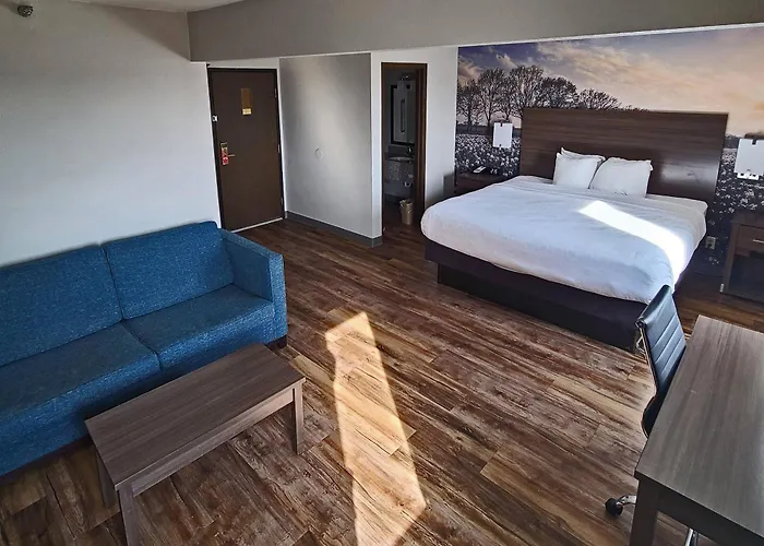 Clarion Pointe Bettendorf - Quad Cities