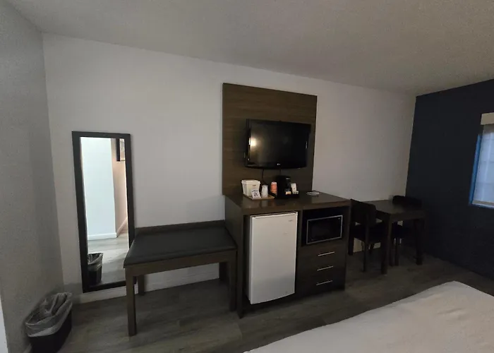 Quality Inn & Suites Tulare