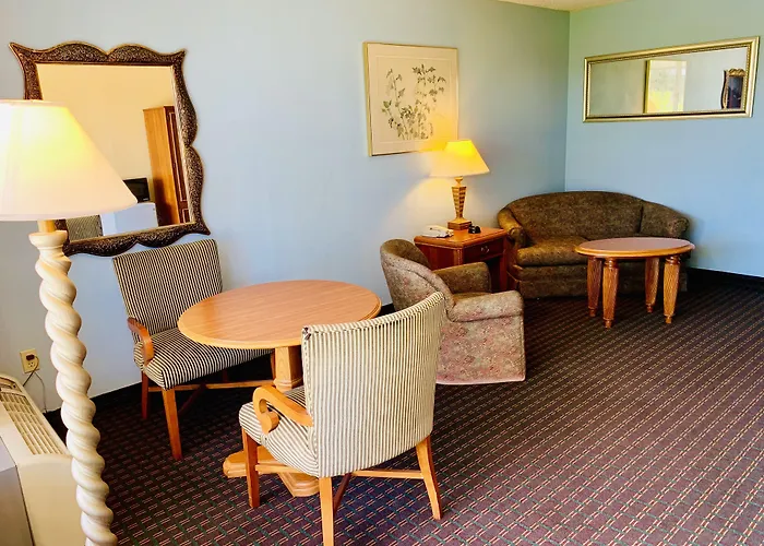 Castle Inn & Suites By Oyo
