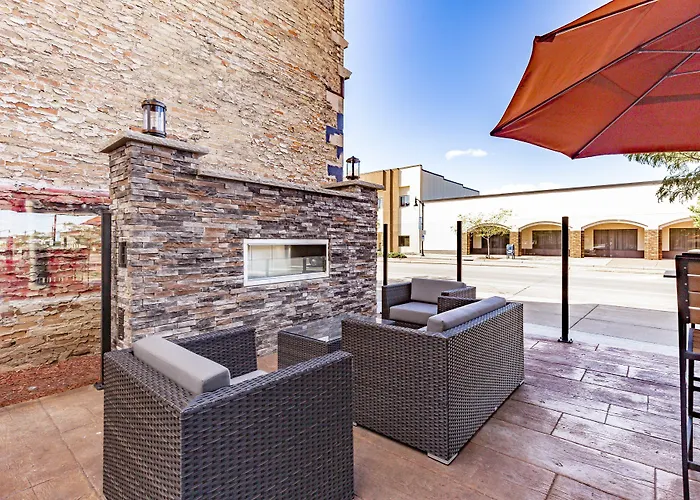 Cobblestone Hotel & Suites