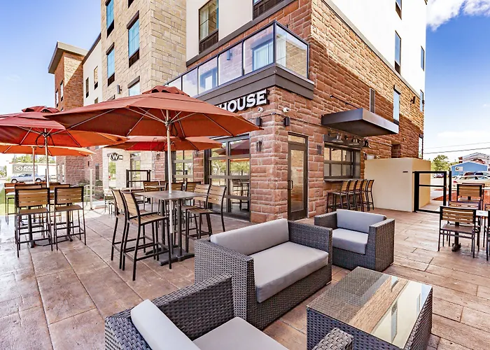 Cobblestone Hotel & Suites