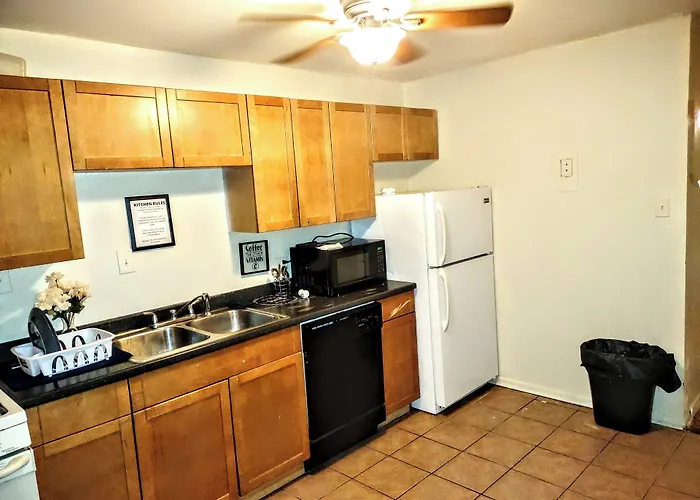 Twin Bunk-Style Bedroom Close To Downtown