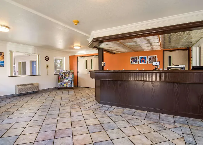 Motel 6 Mall - 205
