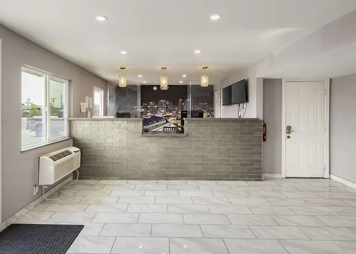 Super 8 By Wyndham Phoenix West