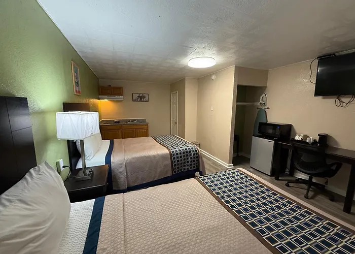 Executive Inn & Kitchenette Suites-