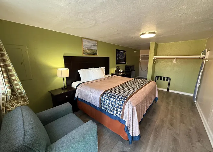 Executive Inn & Kitchenette Suites-