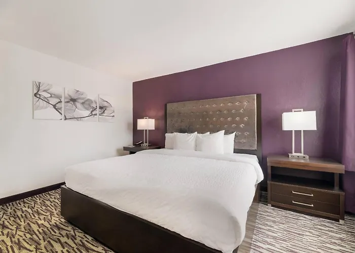 Clarion Inn & Suites Across From Universal Orlando Resort
