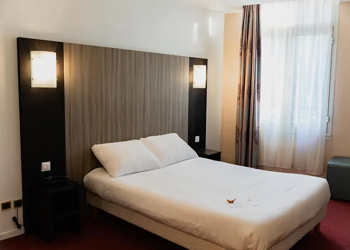 BRIT HOTEL Le Lion d'Or CHINON