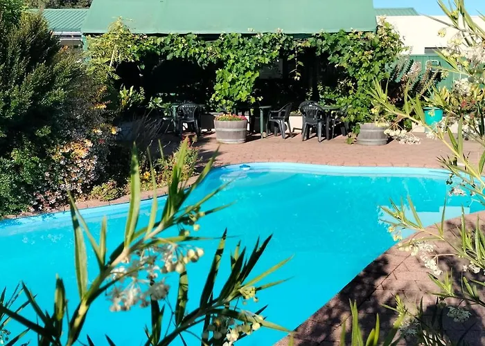 Commodore Court Motel