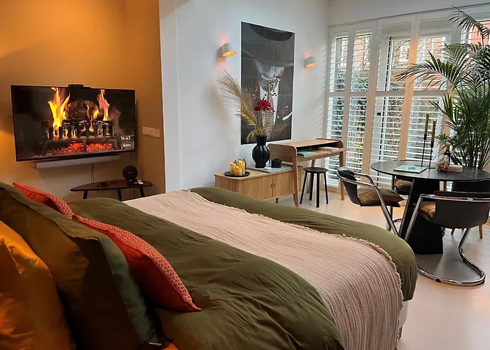 B&B Urban Oasis With Free Parking