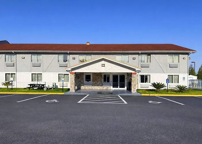 Rodeway Inn & Suites Near Camp Lejeune
