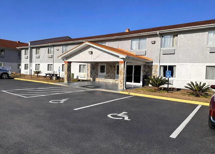 Rodeway Inn & Suites Near Camp Lejeune
