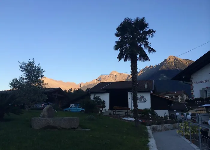Hotel Garni Schneeburghof Dorf Tirol