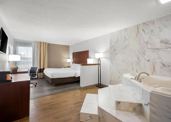 Comfort Inn & Suites Cincinnati Eastgate