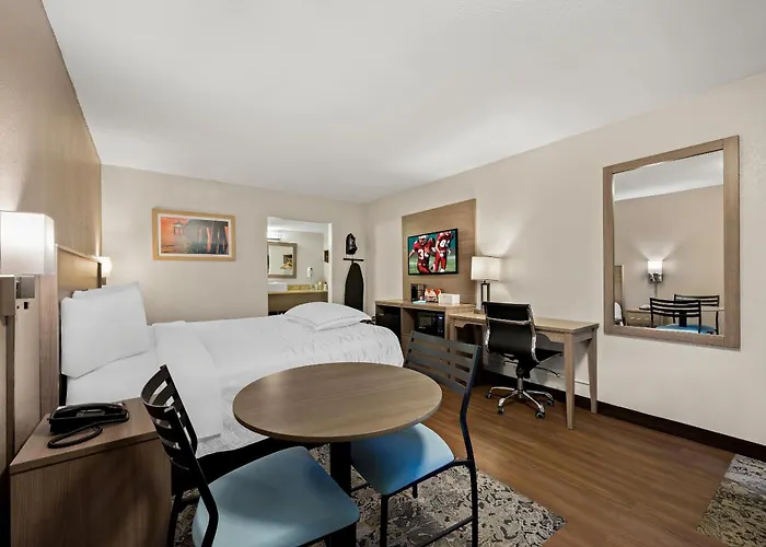 Red Roof Inn Plus+ & Suites Downtown-5Th Ave S